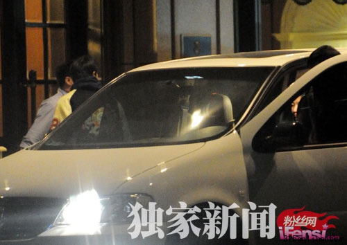 成龙徐静蕾酒后车内激吻图