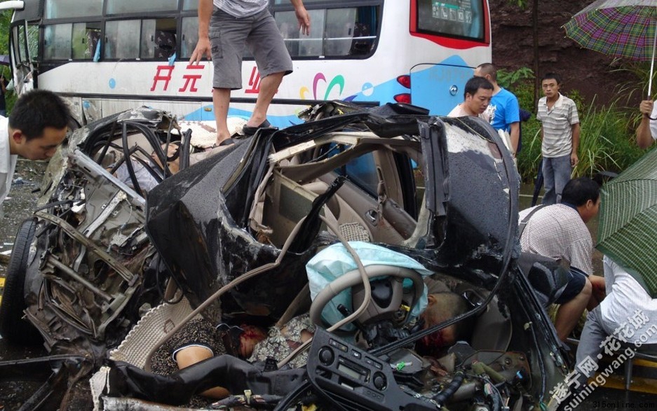 四川发生惨烈车祸 轿车被撞碎3人亡 组图 