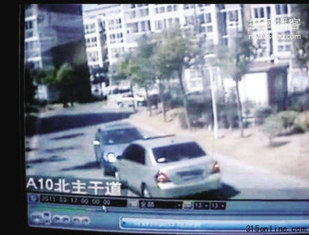 《不让路撞死你,小区内互不让路两车对撞》视频截图