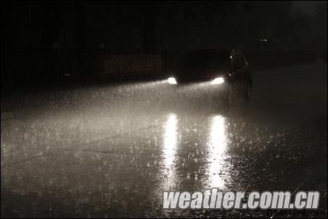 北京突降大雨局地出现冰雹(图)