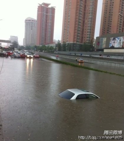 北京暴雨引发内涝,车辆被淹(图片来自网友)