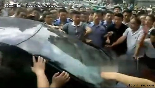 长沙政府车撞车打人现场