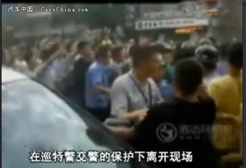 长沙政府车撞车打人现场