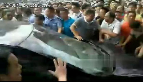 长沙政府车撞车打人现场