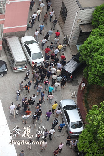 打手在特警来了之后往医院里撤退 打手在特警来了之后往医院里撤退