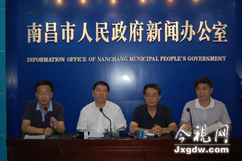 24日下午,南昌市政府召开新闻发布会,介绍发生在该市第一医院恶性械斗事件的相关情况。 24日下午,南昌市政府召开新闻发布会,介绍发生在该市第一医院恶性械斗事件的相关情况。