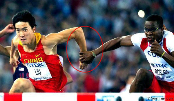 大邱世锦赛因对 刘翔打手 犯规 罗伯斯金牌取消