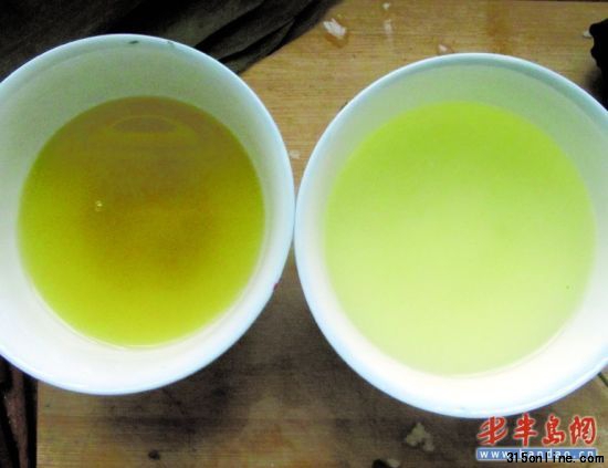 左为未处理过的粽叶煮出来的粽子汤汁；右为硫酸铜泡过的粽叶煮出的粽子汤汁。