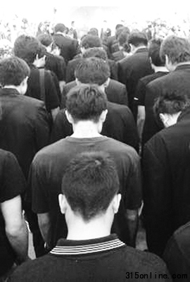 点图查看下一页 晚景凄凉台湾黑帮大佬被政客当“夜壶”(图)